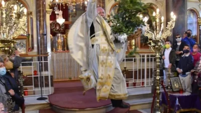 Πάσχα: Πλάνα από την πρώτη Ανάσταση σε Χίο και Κέρκυρα - Ο ''ιπτάμενος'' παππάς έγινε viral