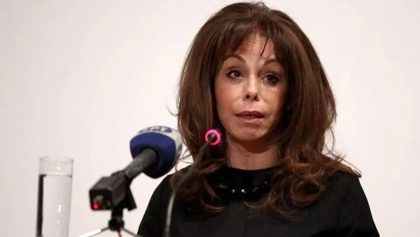 «Μου έξυσαν όλο το δέρμα» - Η Βούλα Πατουλίδου εξομολογείται πρώτη φορά για την πλαστική στο πρόσωπό της