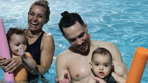 Ποζάρουν με τις κορούλες τους αγκαλιά - Η τρυφερή φωτογραφία της οικογένειας Πετρούνια στη Μύκονο