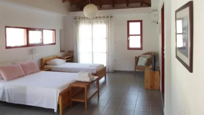 Ο Τάσος Δούσης προτείνει: 3 ξενοδοχεία στο Κυπαρίσσι μέχρι 40 ευρώ την βραδιά