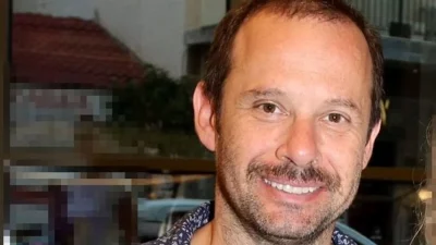 Ο Γιώργος Πυρπασόπουλος πέφτει στα πατώματα και συναρμολογεί το καρότσι της κόρης του