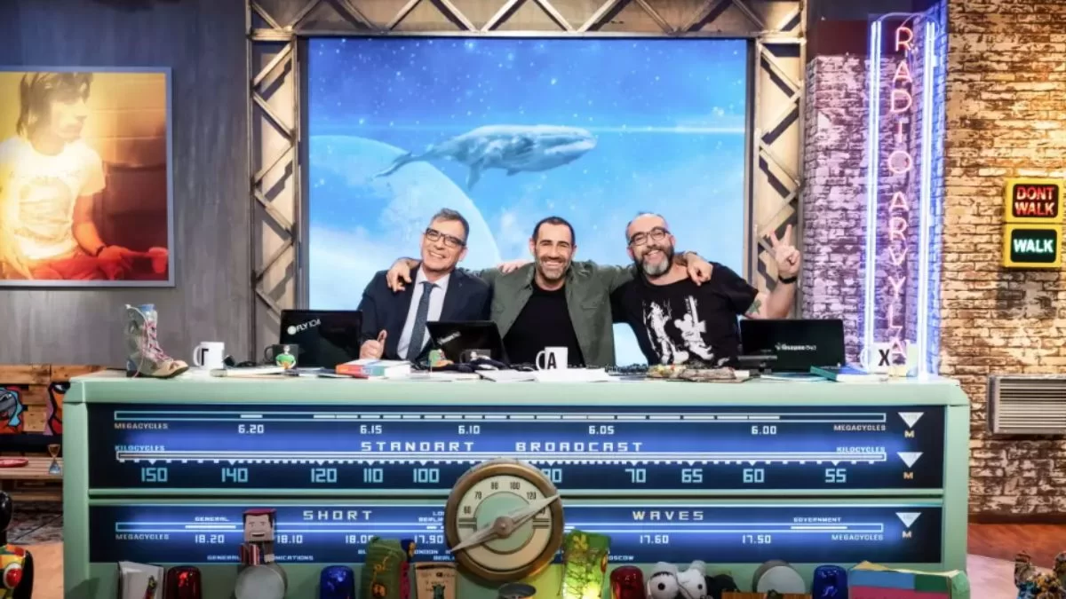 Αυλαία για το Ράδιο Αρβύλα - Mε τούρτα έκλεισε ο Αντώνης Κανάκης την εκπομπή