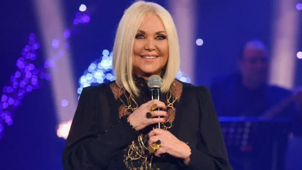 Διώροφη βίλα με πισίνα - Το εξοχικό που πούλησε στη Μύκονο η Ρούλα Κορομηλά