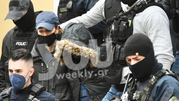 Τραγωδία Πάτρα: Πέταξαν τα λουλούδια από τους τάφους Μαλένας - Ίριδας η μάνα και η αδερφή της Πισπιρίγκου