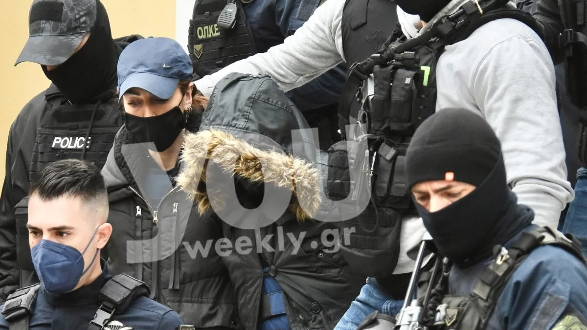 Τραγωδία Πάτρα: Πέταξαν τα λουλούδια από τους τάφους Μαλένας - Ίριδας η μάνα και η αδερφή της Πισπιρίγκου