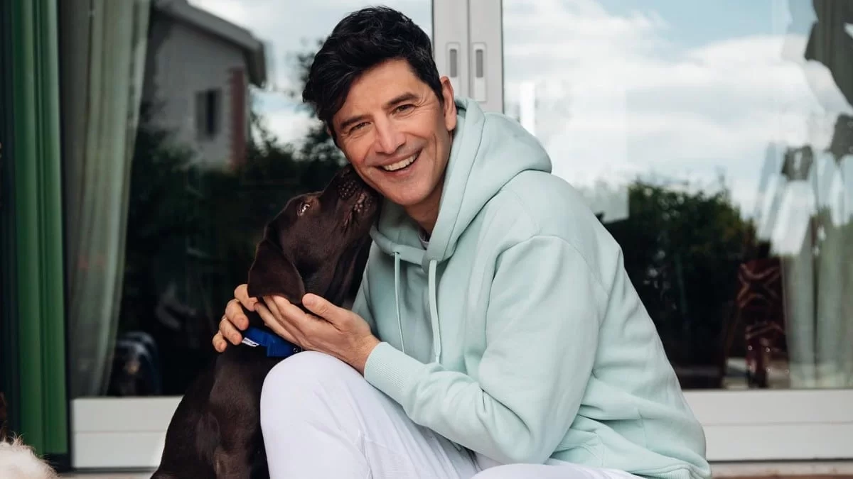 Στο πλευρό πασίγνωστης τραγουδίστριας ο Σάκης Ρουβάς - Οι φωτογραφίες που μαρτύρησαν την αλήθεια