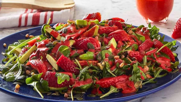 Έτοιμη σε 10 λεπτά - Δροσερή σαλάτα με φράουλες και αβοκάντο από την Αργυρώ Μπαρμπαρίγου