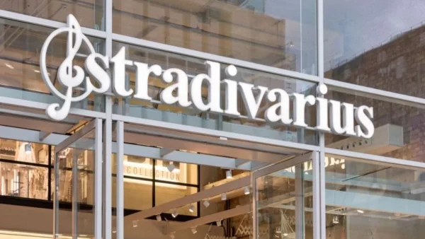 Τα πέδιλα με τακούνι και πλατφόρμα από τα Stradivarius θα σε κάνουν να φαίνεσαι πιο καυτή από ποτέ