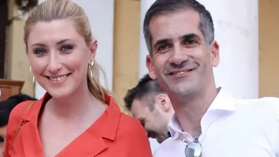 Γεμάτο πίνακες και βιβλία - Φωτογραφίες από το ολόλευκο σπίτι της Σίας Κοσιώνη και του Κώστα Μπακογιάννη στην Αθήνα