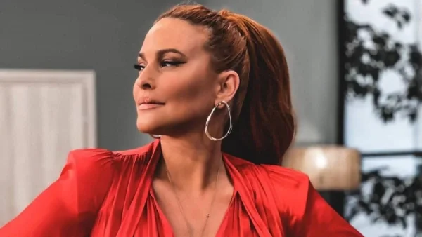 Τηρεί τα έθιμα η Σίσσυ Χρηστίδου - Έβαψε αυγά με την οικογένειά της