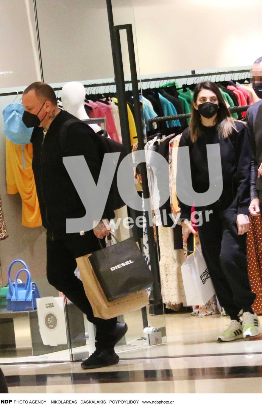 Ο Σκαρμούτσος δτα μαγαζιά με την γυναίκα του