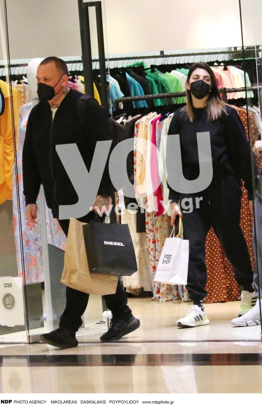 Ο Δημήτρης Σκαρμούτσος στα μαγαζιά με την γυναίκα του