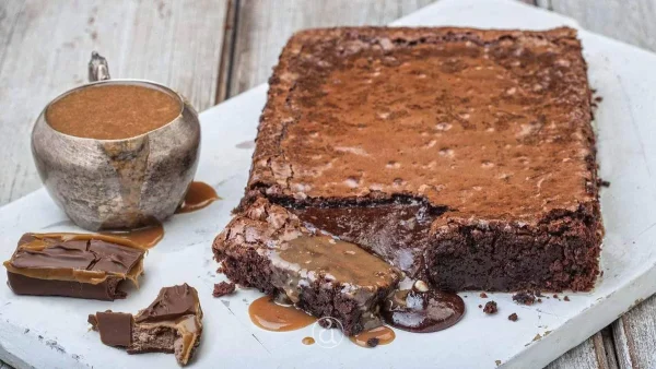 Λιώνει στο στόμα - "Κολασμένη" σοκολατόπιτα με σάλτσα καραμέλας από την Αργυρώ Μπαρμπαρίγου