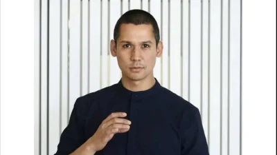 Σωτηρής Κοντιζάς: Μιμείται την Σάροουν Στόουν - Η ξεκαρδιστική ανάρτηση