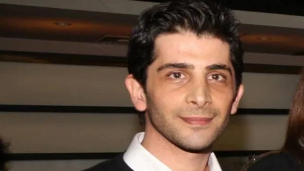 «Θυμάμαι μια μέρα δεν μπορούσαμε...» - Ο Χρήστος Σπανός αποκαλύπτει τα ευτράπελα στα γυρίσματα του Άκρως Οικογενειακόν