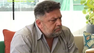 Στάθης Σταμουλακάτος:  «Η γυναίκα μου ντρέπεται να με δει στο θέατρο, δεν μπορεί να...»