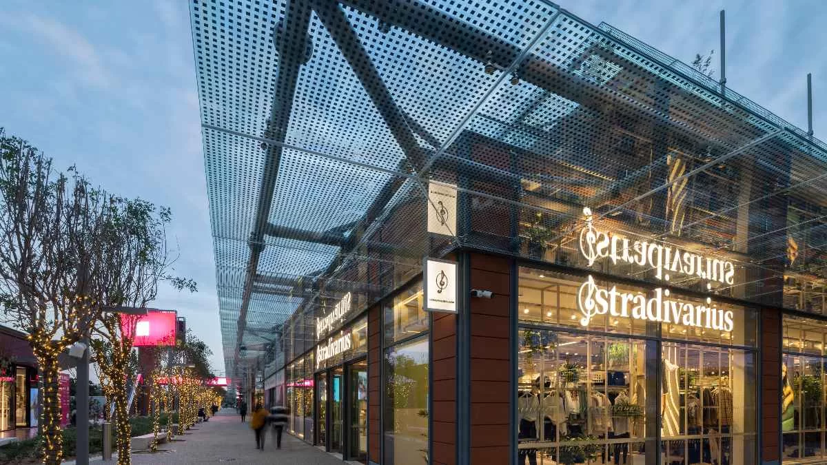 Είναι must για την ντουλάπα σου το μαύρο φόρεμα από τα Stradivarius - Ξεπουλάει στο λεπτό