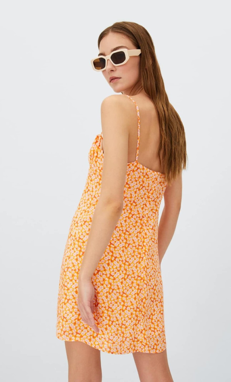 Πορτοκαλί εμπριμέ φόρεμα από τα Stradivarius