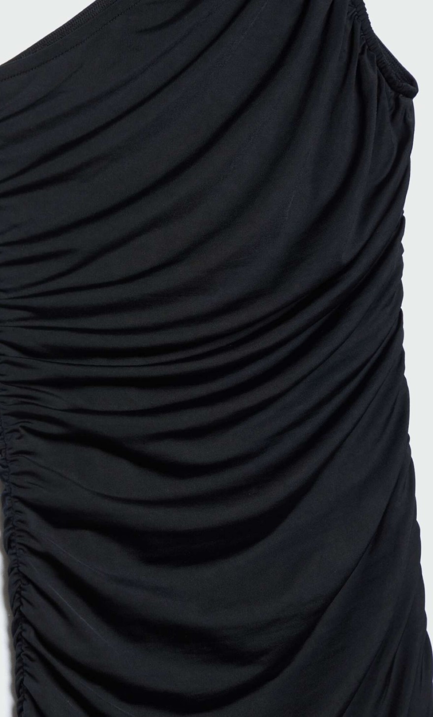 Μαύρο φόρεμα από τα Stradivarius