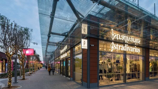 Από την νέα συλλογή των Stradivarius το τζιν παντελόνι που κάνει θραύση - Βγαίνει σε 5 χρώματα