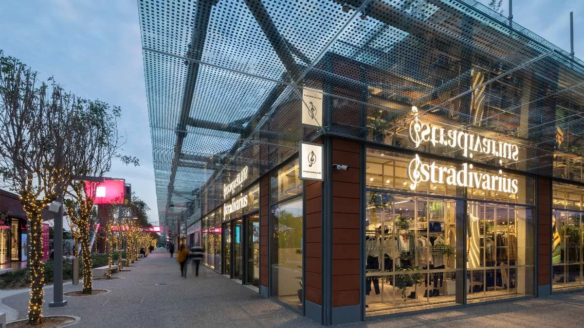 Από την νέα συλλογή των Stradivarius το τζιν παντελόνι που κάνει θραύση - Βγαίνει σε 5 χρώματα