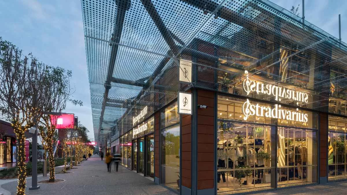 Έχει γίνει περιζήτητο το φόρεμα από τα Stradivarius - Βγαίνει σε τέσσερα χρώματα