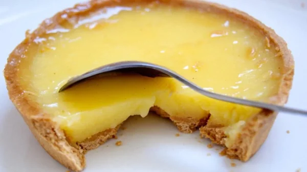 Έτοιμη μέσα σε λίγα λεπτά! Η απόλυτη τάρτα λεμόνι που πρέπει να φτιάξεις