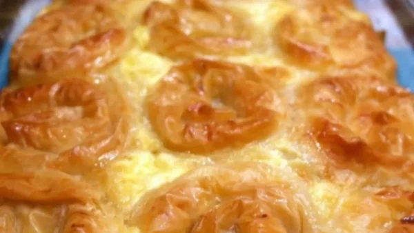 Πεντανόστιμη συνταγή: Εύκολη πολίτικη τυρόπιτα από την Βέφα Αλεξιάδου