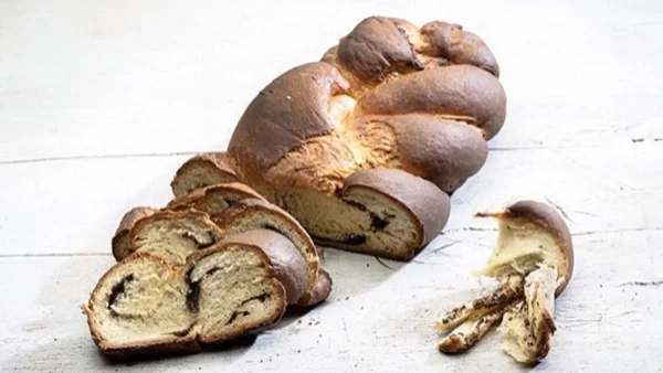 Νηστίσιμο τσουρέκι με γέμιση σοκολάτα από την Αργυρώ Μπαρμπαρίγου - Το μυστικό είναι στο πορτοκάλι