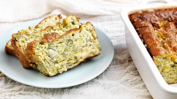 Πανεύκολη πασχαλινή τυρόπιτα χωρίς φύλλο - Με κολοκυθάκια και λίγο ελαιόλαδο