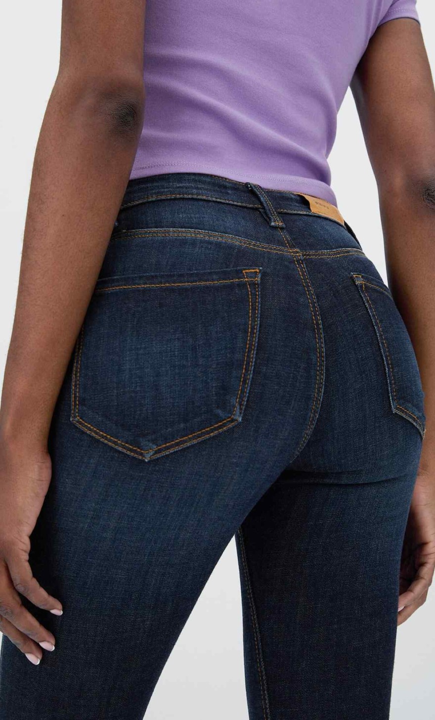 Σκούρο jean από τα Stradivarius