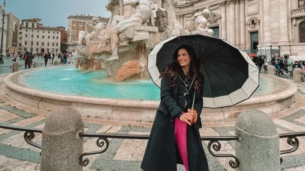 «Μανούλες παρακαλώ μην έχετε...» - Απάντησε η Χριστίνα Μπόμπα στα σχόλια για το ταξίδι χωρίς τα παιδιά της