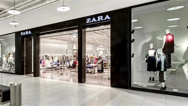 Το φοράς από καφέ μέχρι και σε γάμο και κοστίζει 20 ευρώ - Πανζουρλισμός στα Zara με αυτό το φόρεμα