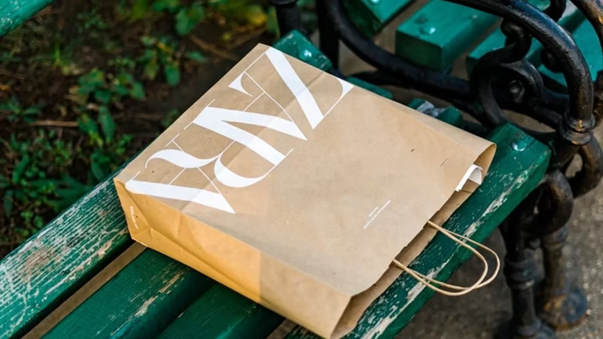 Φουλ του ροζ φέτος - Το σατέν φόρεμα του Zara που θέλουν όλες οι γυναίκες