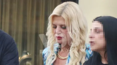 Με πανύψηλες γόβες και εμπριμέ κοστούμι - Υπερπαραγωγή η εμφάνιση της Μαρίνας Πατούλη στο κέντρο της Αθήνας