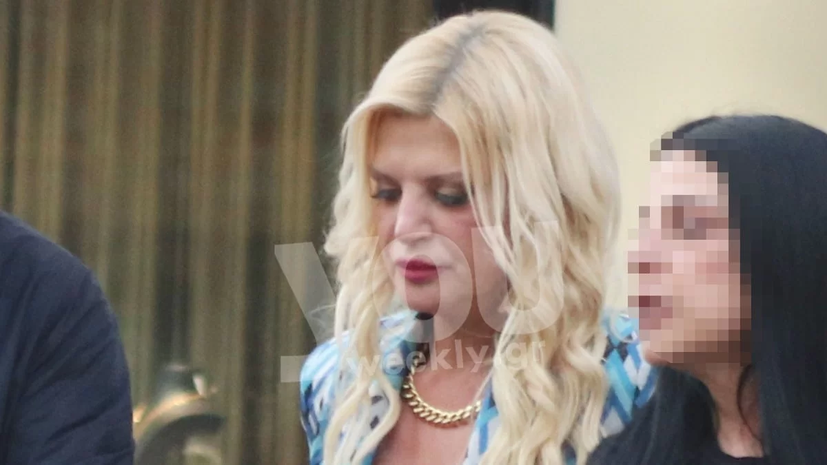 Με πανύψηλες γόβες και εμπριμέ κοστούμι - Υπερπαραγωγή η εμφάνιση της Μαρίνας Πατούλη στο κέντρο της Αθήνας