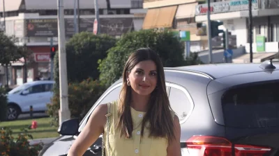 Με κίτρινο μίνι φόρεμα έκλεψε τις εντυπώσεις - Η εμφάνιση της Τσιμτσιλή σε παρουσίαση βιβλίου