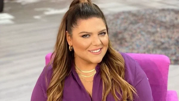 Η πραγματική αλήθεια - Αρετουσάριστη φωτογραφία της Δανάης Μπάρκα με μαγιό