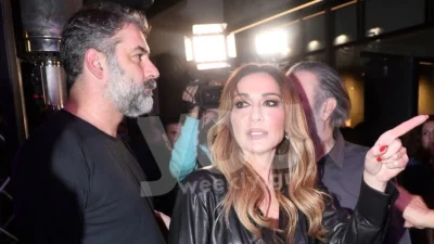 Τρυφερά ενσταντανέ για Μπισμπίκη - Βανδή! Καθόταν στα πόδια του σε έξοδο τους αδιαφορώντας για τα βλέμματα