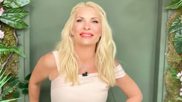 Άβαφη και με άφτιαχτο μαλλί - Η φωτογραφία της Ελένης Μενεγάκη από τον κήπο του σπιτιού της