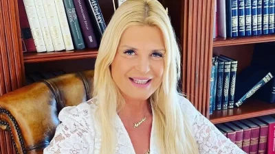 Με ροζ κολάν και τοπ με ανοίγματα - Αναστάτωσε την Μύκονο η Μαρίνα Πατούλη