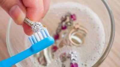 Μαύρισαν μετά το μπάνιο στην θάλασσα; Καθάρισε τα κολιέ σου με μαγειρική σόδα και θα είναι σαν καινούργια