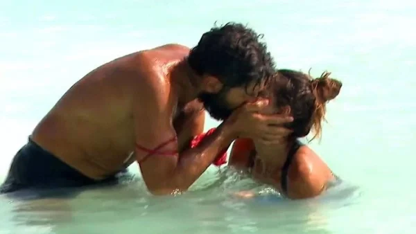 Survivor 5: Δεν κρατιούνται! - Τα "καυτά" φιλιά της Βρισηίδας και του Μαρτίκα στη θάλασσα
