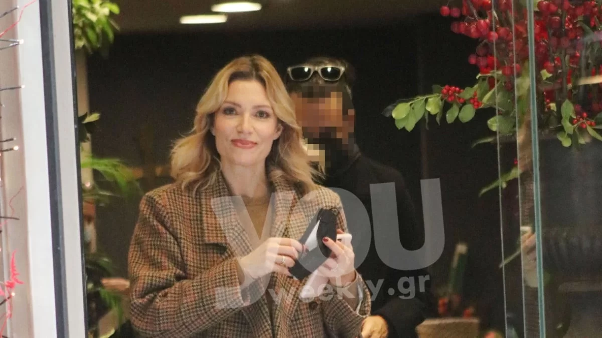 Με ολόλευκο σύνολο και λαχανί παπούτσια - Εντυπωσίασε η  Βίκυ Καγιά στο Φεστιβάλ Καννών