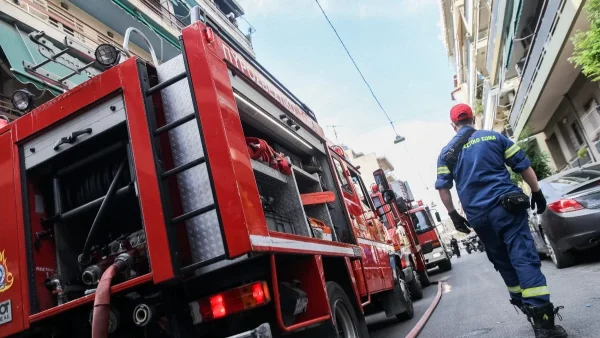 Πολύ μεγάλη φωτιά στο Π.Φάληρο - Ανασύρθηκε γυναίκα χωρίς τις αισθήσεις της