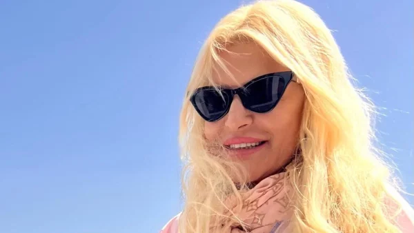 Με μάξι πολύχρωμο φόρεμα - Με αυτή τη φωτογραφία η Μαρίνα Πατούλη ανακοίνωσε τα ευχάριστα