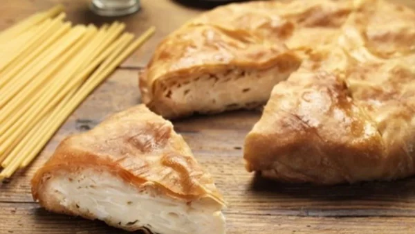 Χωριάτικη μακαρονόπιτα με αυγά και γιαούρτι από την Αργυρώ Μπαρμπαρίγου - Εύκολη και πολύ γρήγορη