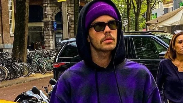 Έχει τεράστιο παράθυρο και είναι γεμάτο με φωτογραφίες - Στιγμιότυπα από το μοντέρνο δωμάτιο του Άγγελου Λάτσιου