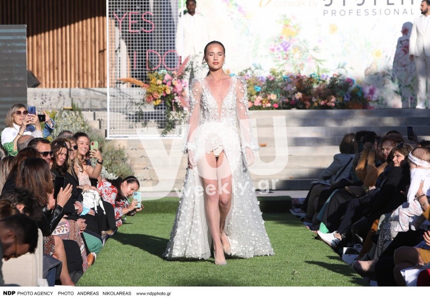 Mε εντυπωσιακό σκίσιμο το νυφικό της Αλεξάνδρας Εξαρχοπούλου στο catwalk του Yes i do