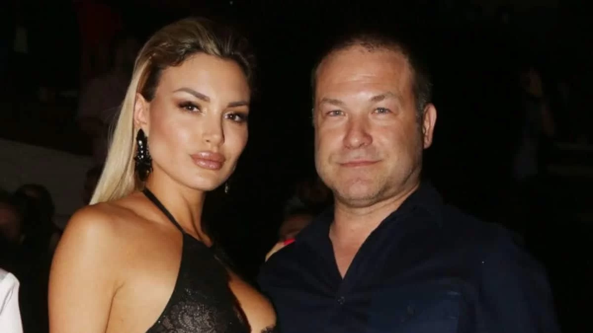 Με βαθύ ντεκολτέ το νυφικό και τιάρα στα μαλλιά η Αλεξάνδρα - Ο παραμυθένιος γάμος Παναγιώταρου και Γιαννόπουλου